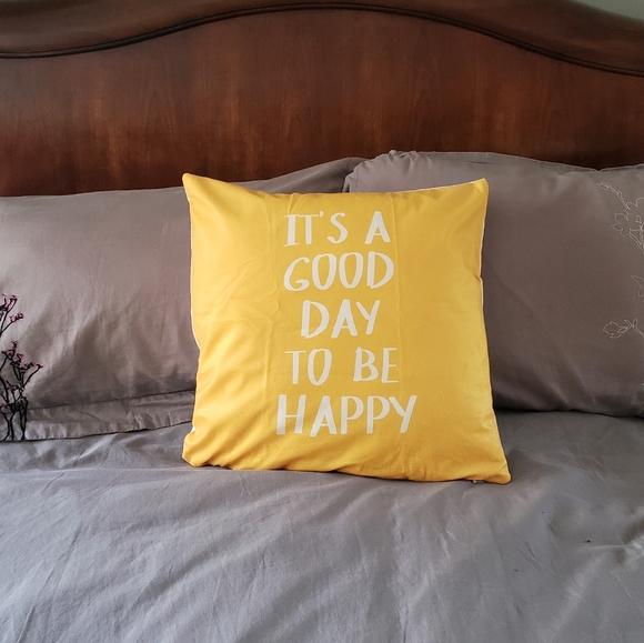 💕SOLD 3/$20 2 Decorative throw Pillows - Picture 3 of 5